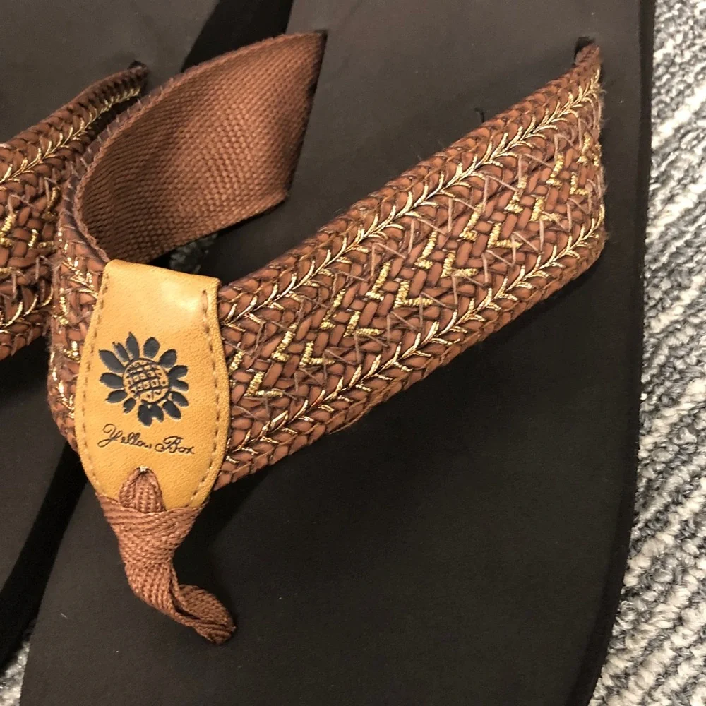 NWOT! Yellow Box Woven Brown Flip Flops Size 9M - Picture 4 of 10